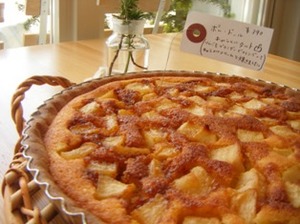 ケーキ・タルト 1ピース 350円~(写真は新発売のポム・ドール).JPG